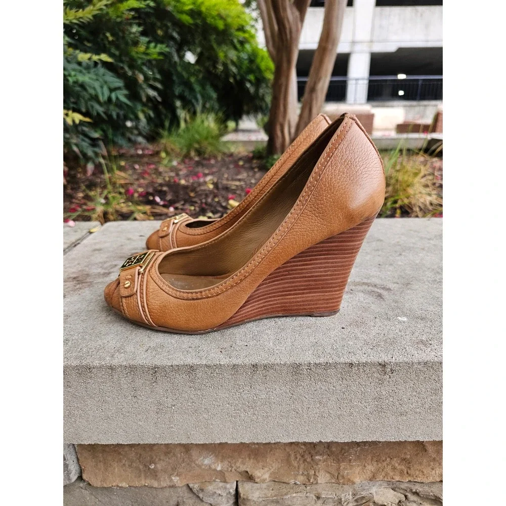 Tory Burch Leticia Peep Toe Wedge Heels 9 Tan Pebbled Leather Logo Buckle